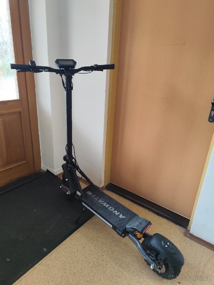 Elektrokoloběžka angwatt cs 1