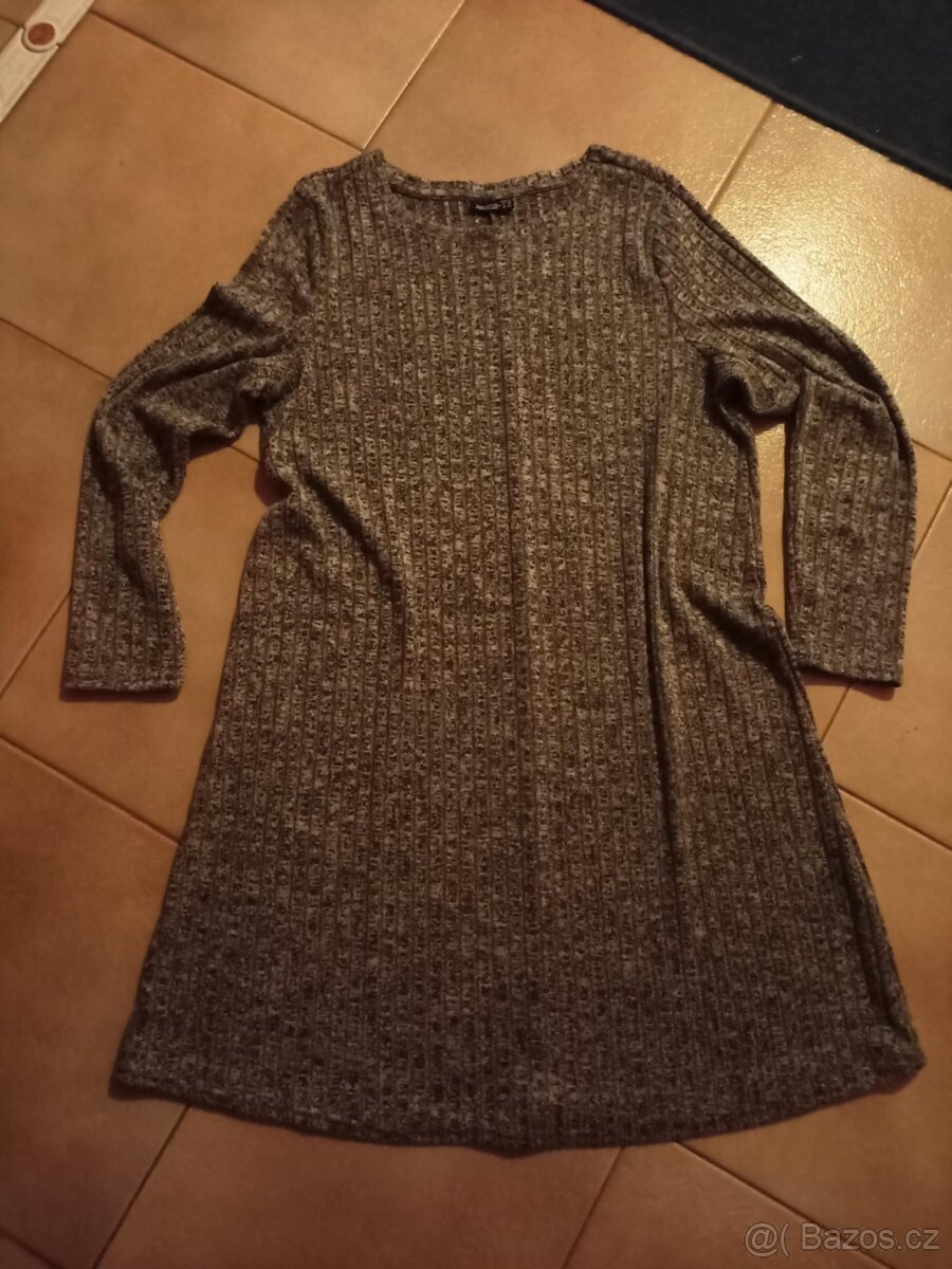 Moc pěkné úpletové šaty vel. 44 zn. Janina