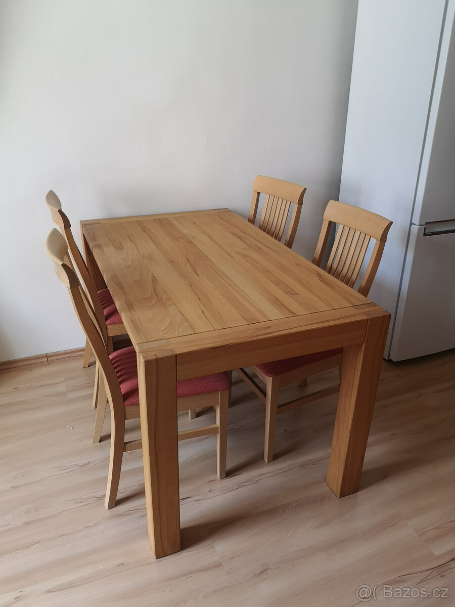 Jidelni stůl a 4 židle , masivní dřevo