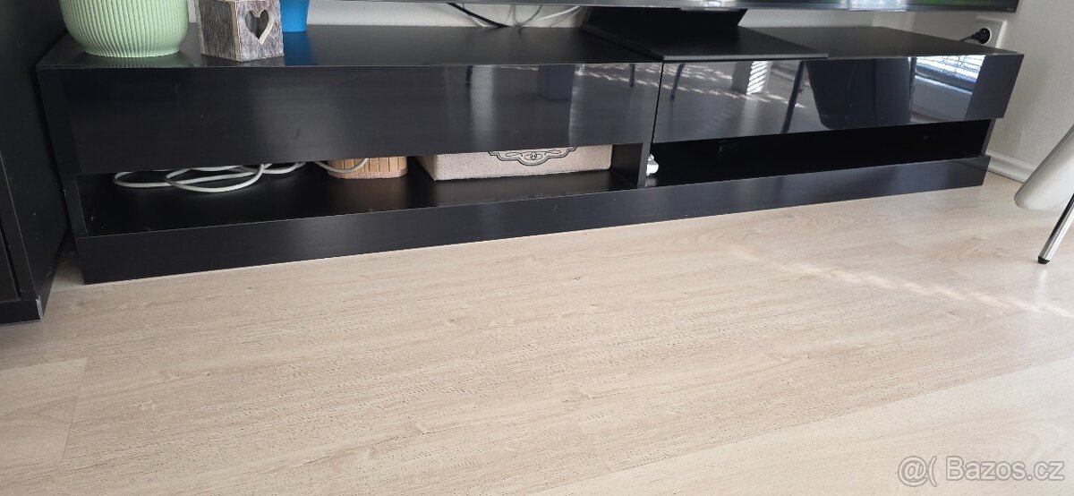 TV stolek-černý