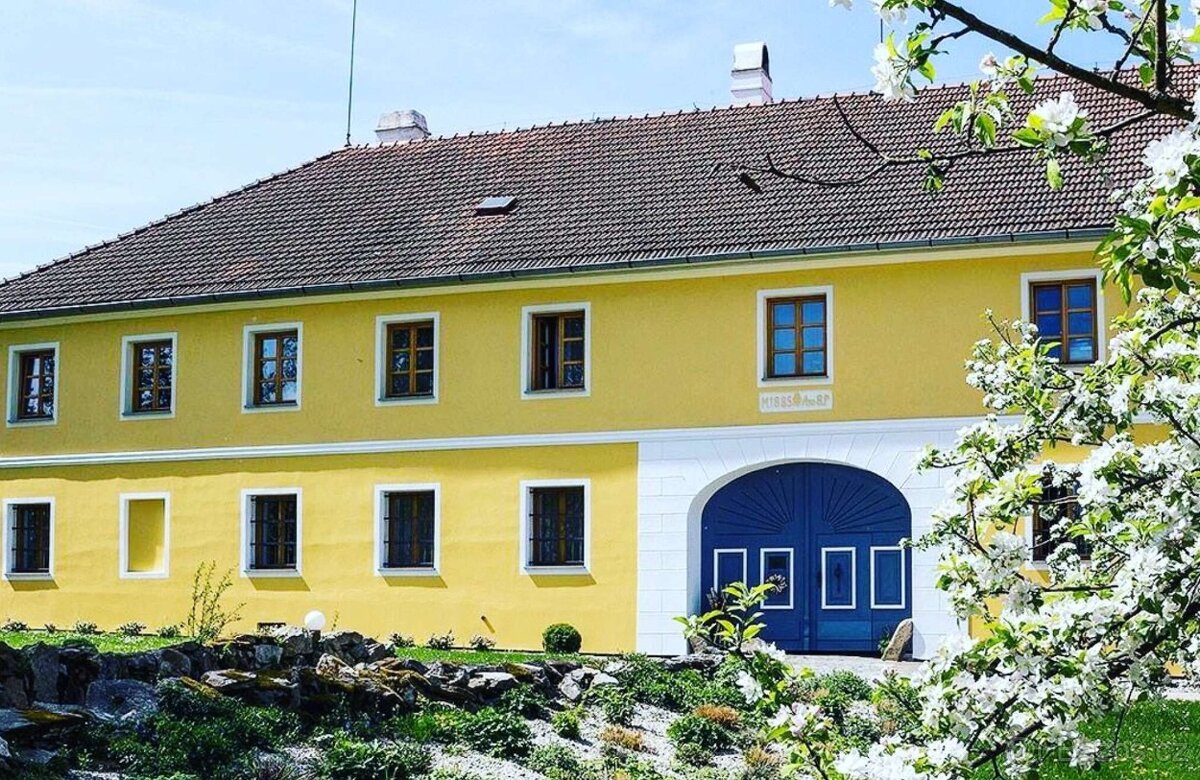 Objekt bývalého statku Český Krumlov, 5 km stranou