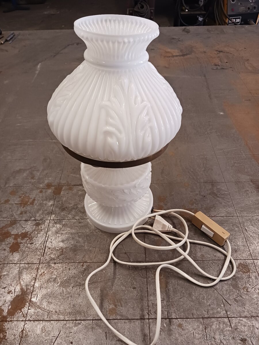 Stará lampa ve stylu petrolejky