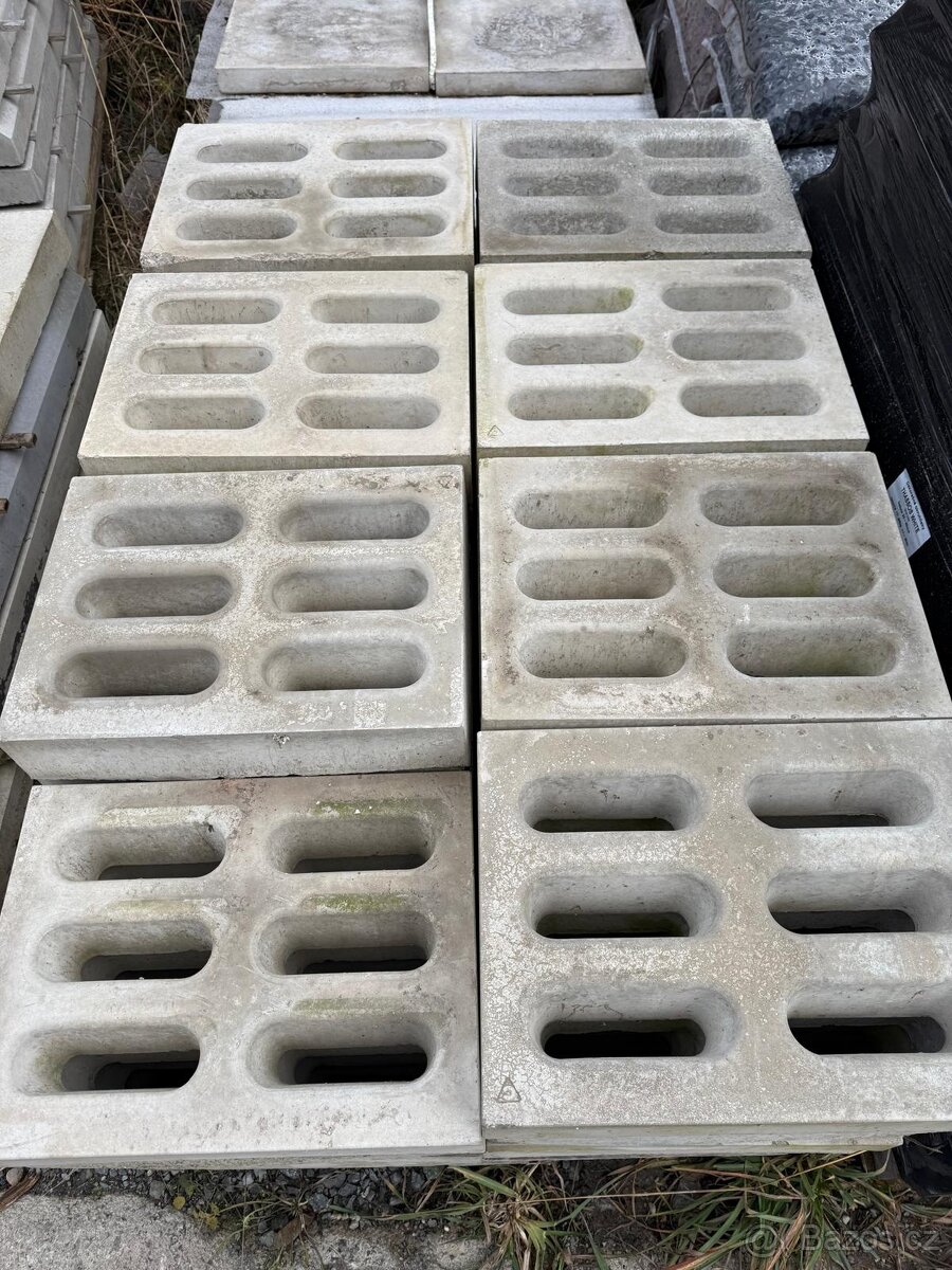 Betonová zatravňovací dlažba (30 x 40 x 8 cm)