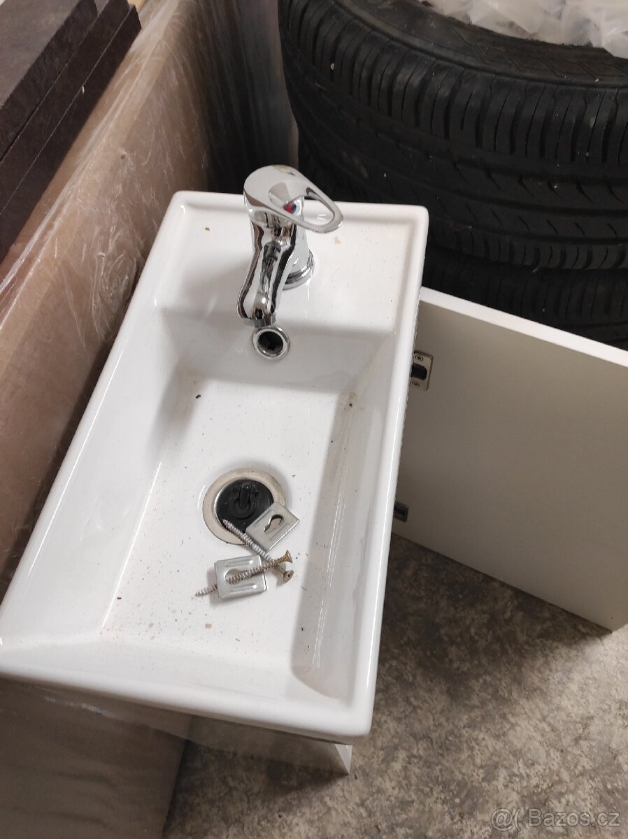 Umyvadlo s koupelnovou skříňkou a baterií
