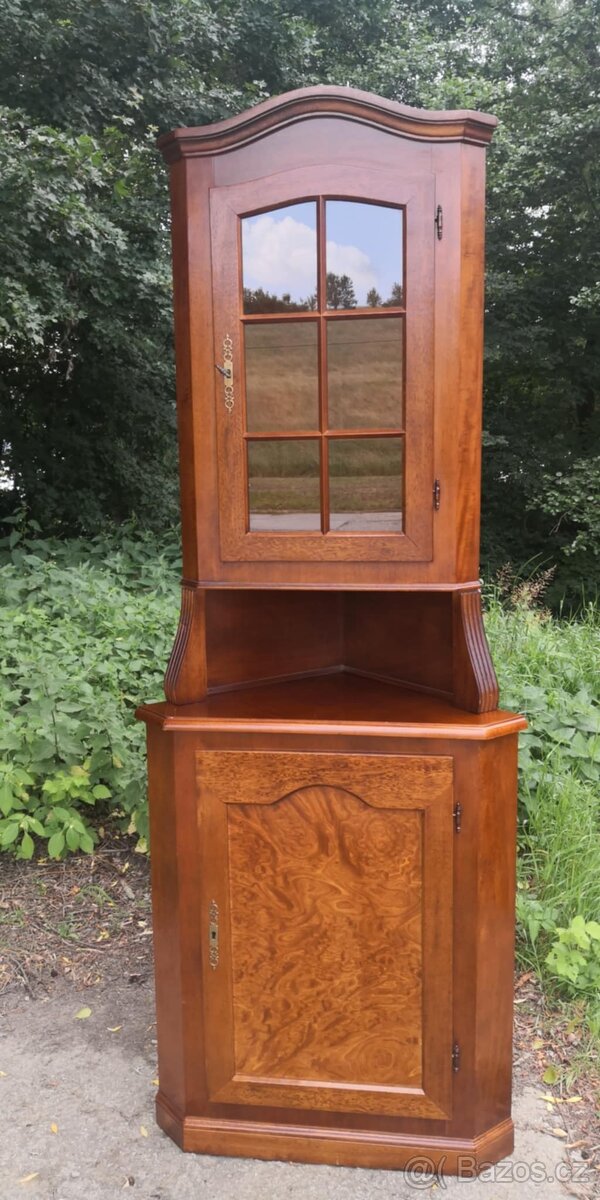Rohová mahagonová vitrína