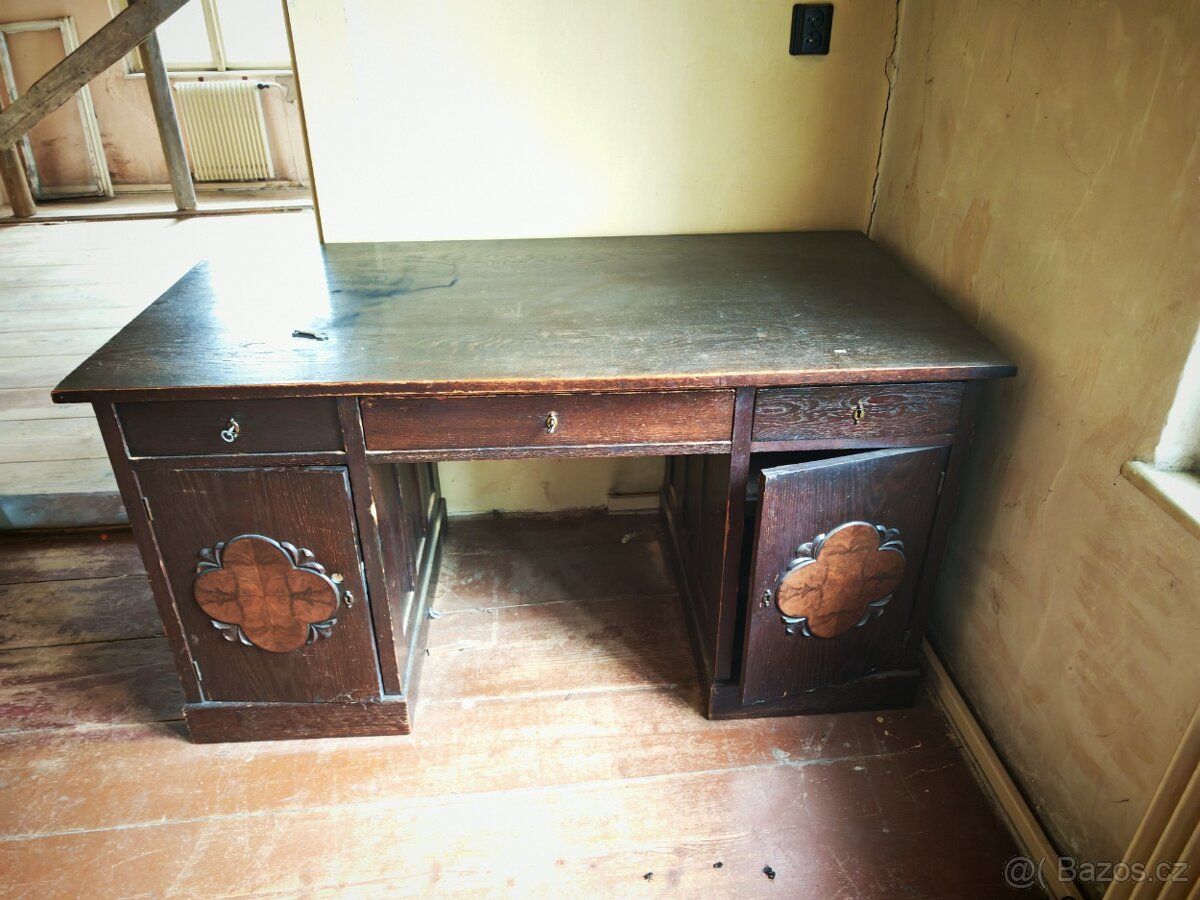 Starožitný stůl černé barvy z masivu