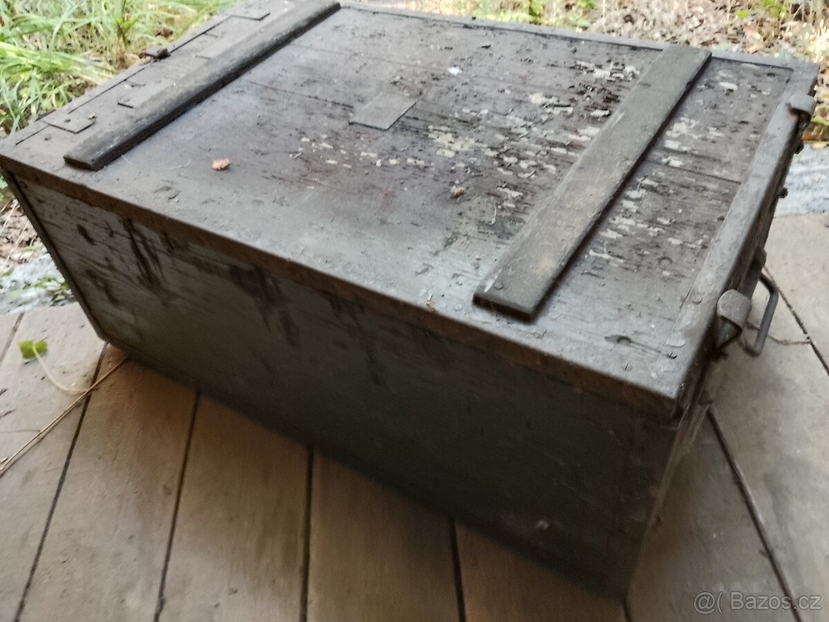 Dřevěná vojenská bedna