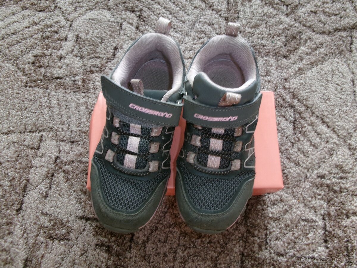 Prodám dívčí boty