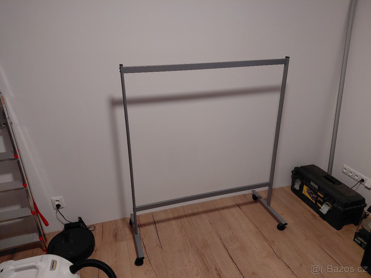Štendr/stojan na oblečení