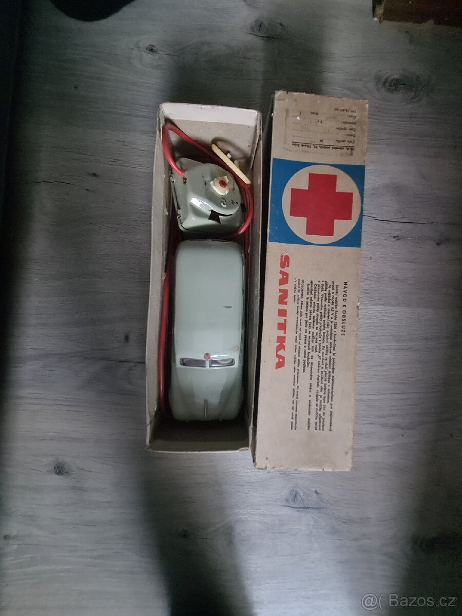 Stara sanitka s krabici