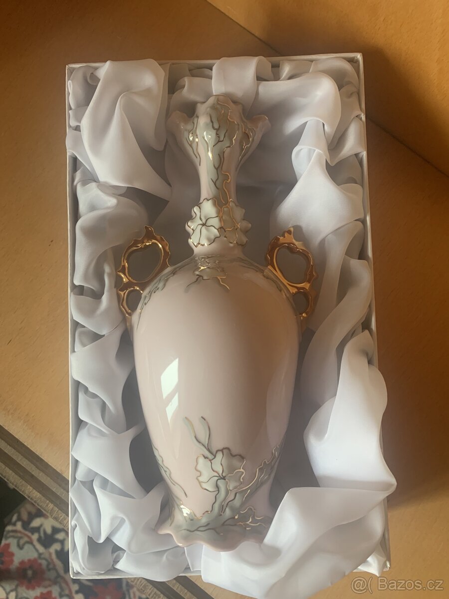 Váza z růžového porcelánu