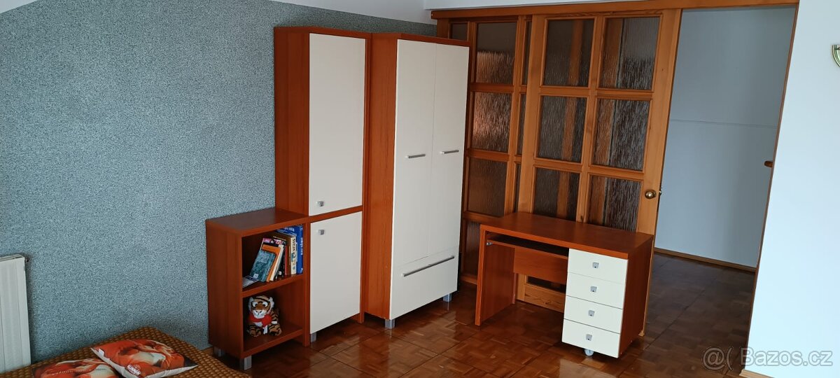 Skříně s psacím stolem
