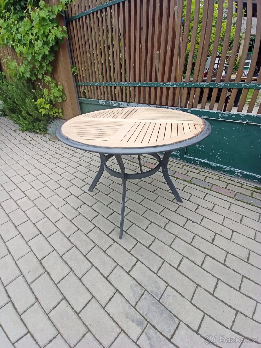 Kulatý stolek hliník dřevo