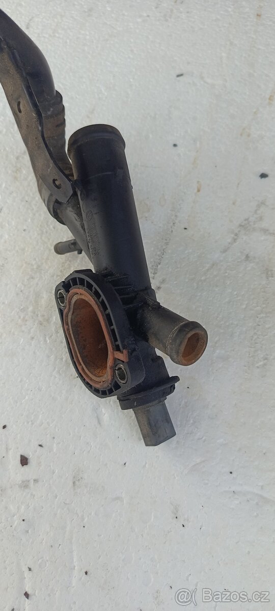 VW Škoda kryt termostatu hadice na vodu 2.0 TDI 03L121131AA