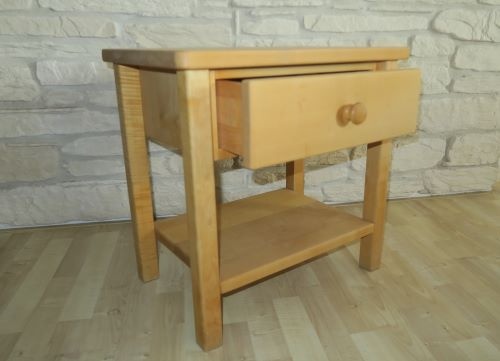 Dřevěný noční stolek