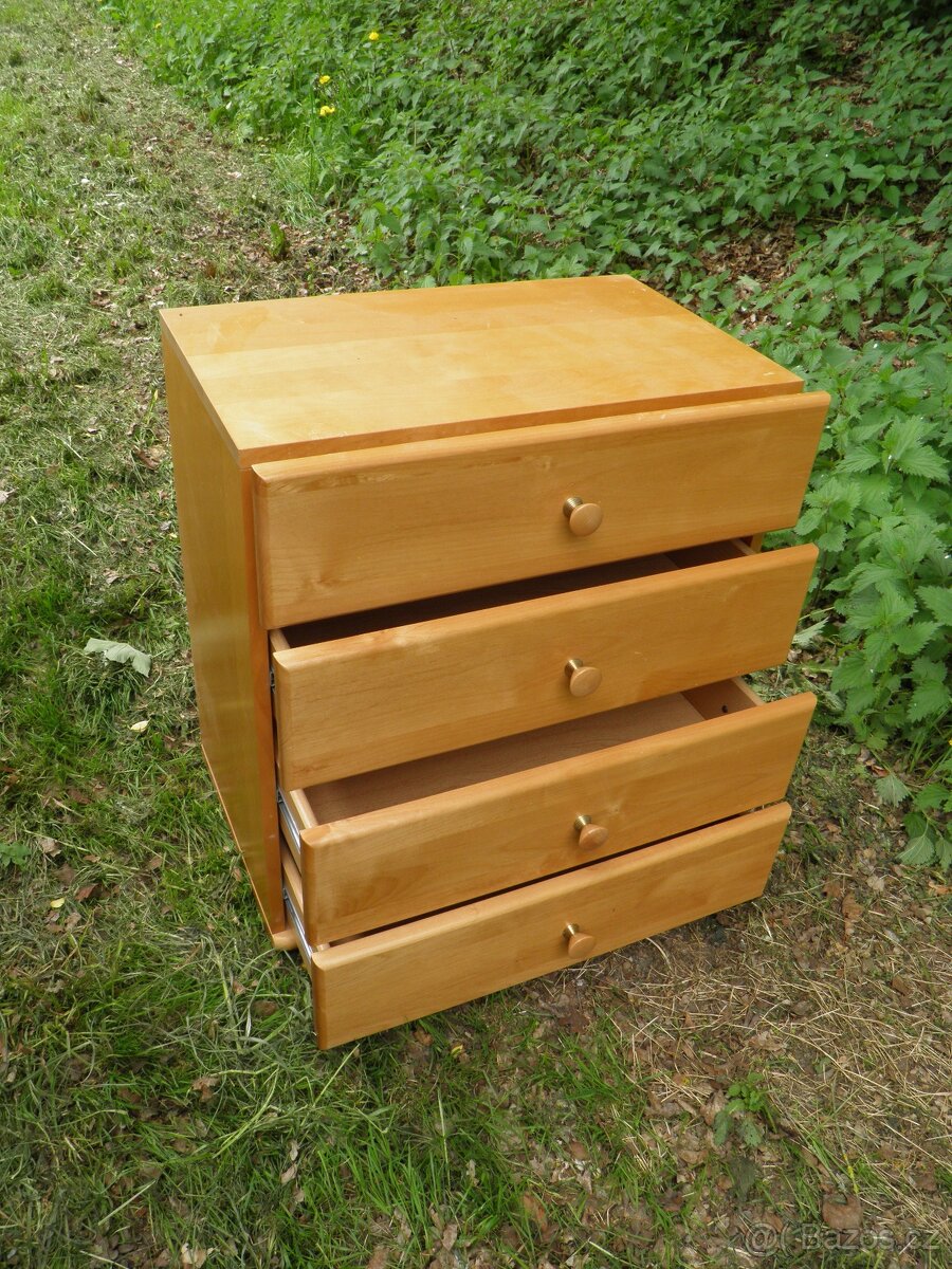 MENŠÍ KOMODA