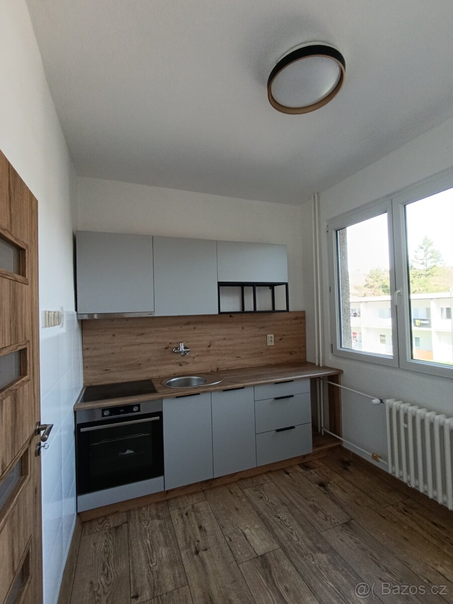 Pronájem, Byt 2+1 s balkónem, Jince
