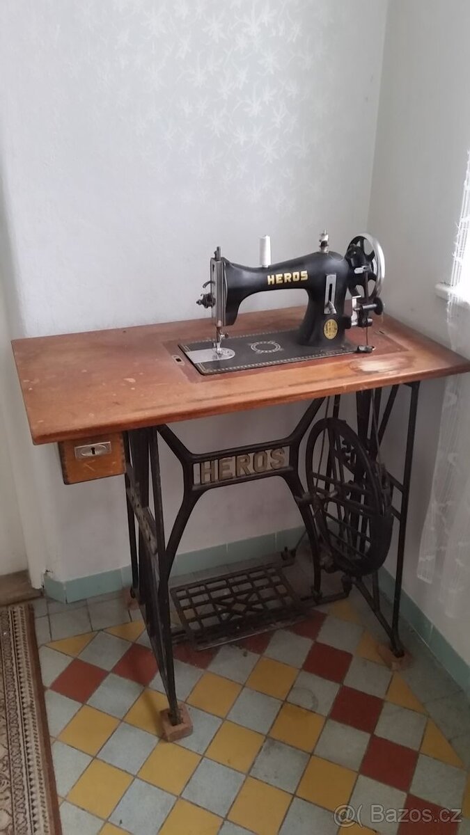 HEROS - šlapací šicí stroj vč. stolku