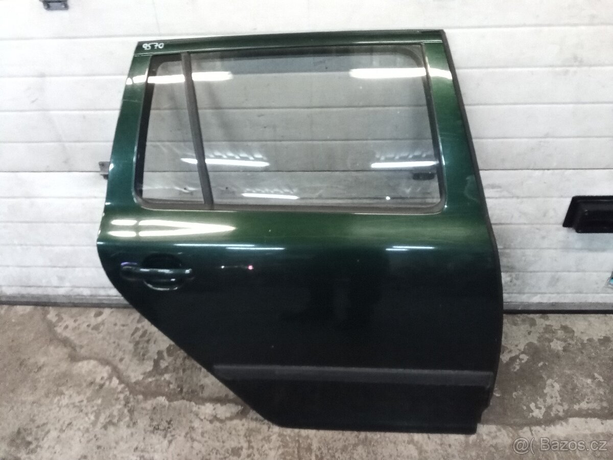 Škoda Octavia 2 pravé zadní dveře combi zelená 9570 metalíza