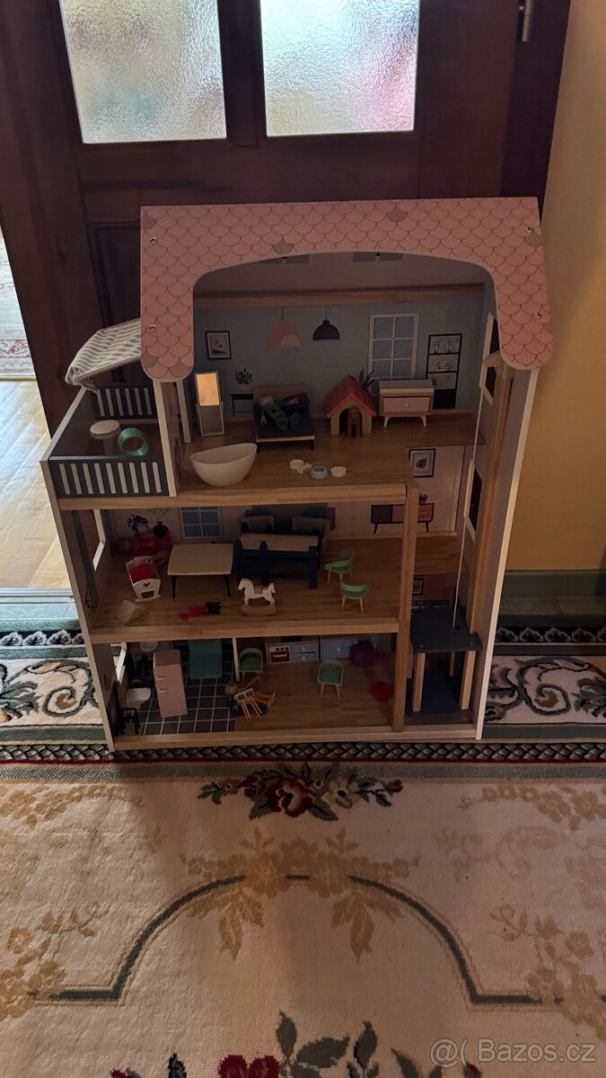 Dřevěný domeček s výtahem.