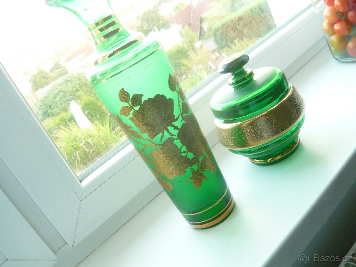 zelená váza s dozou
