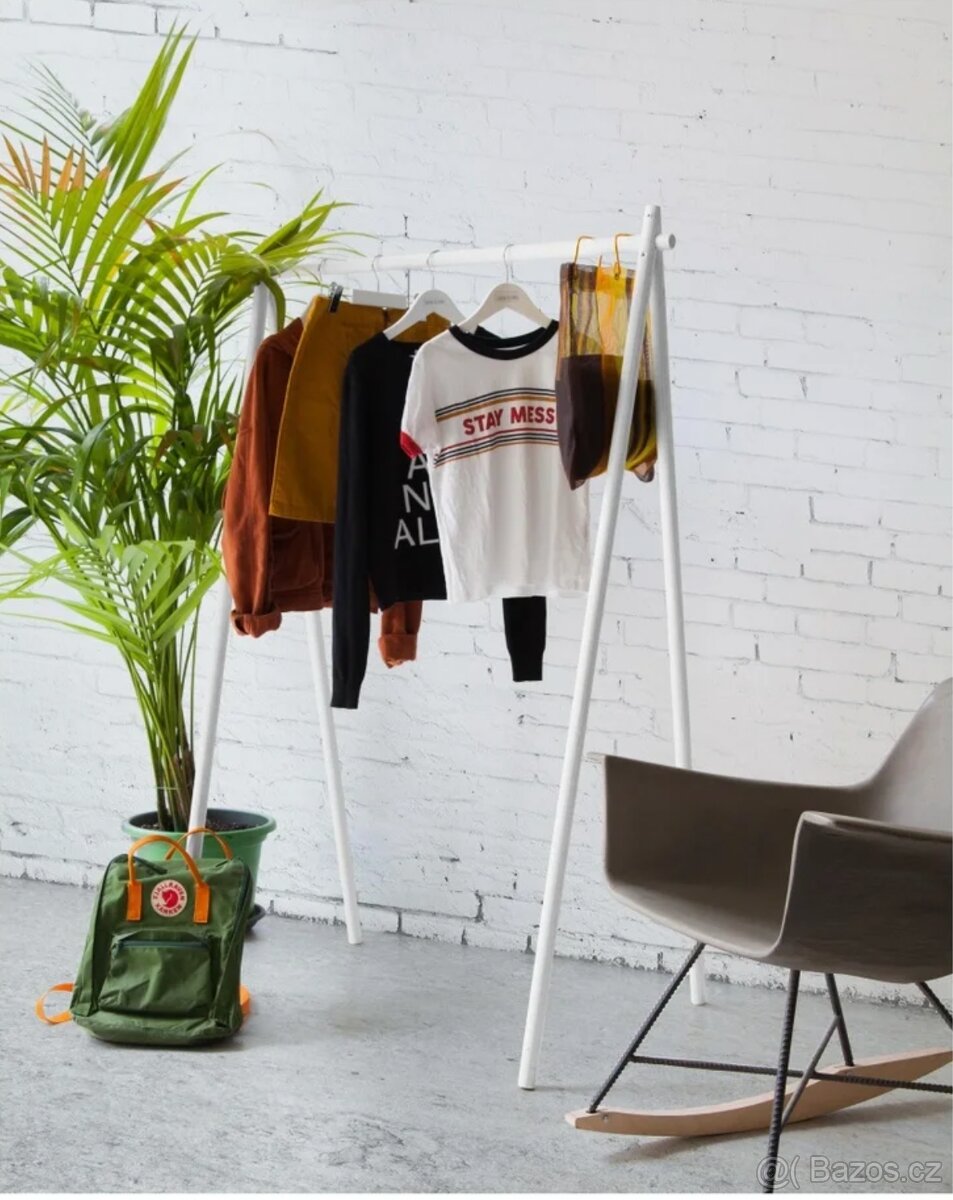 stojan na oblečení