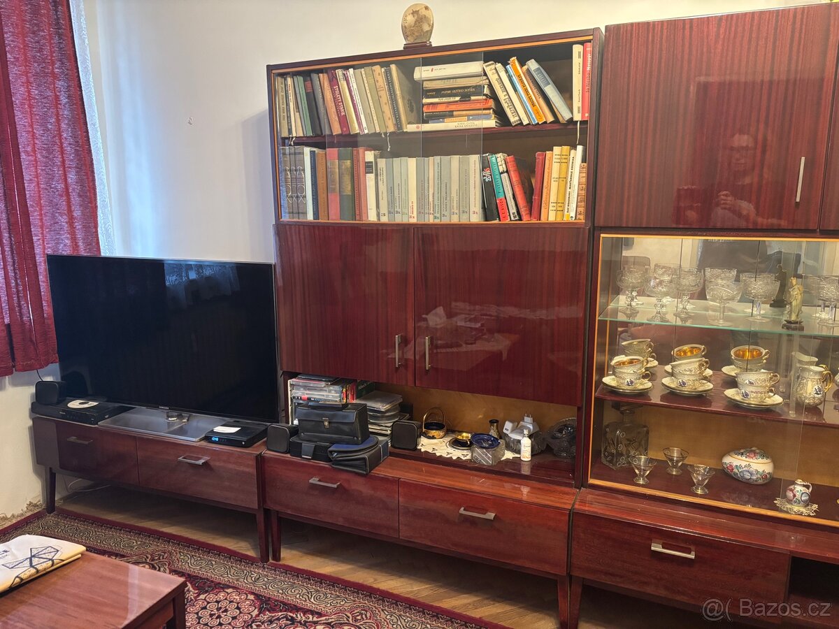 Obýváková stěna, stůl, židle za odvoz