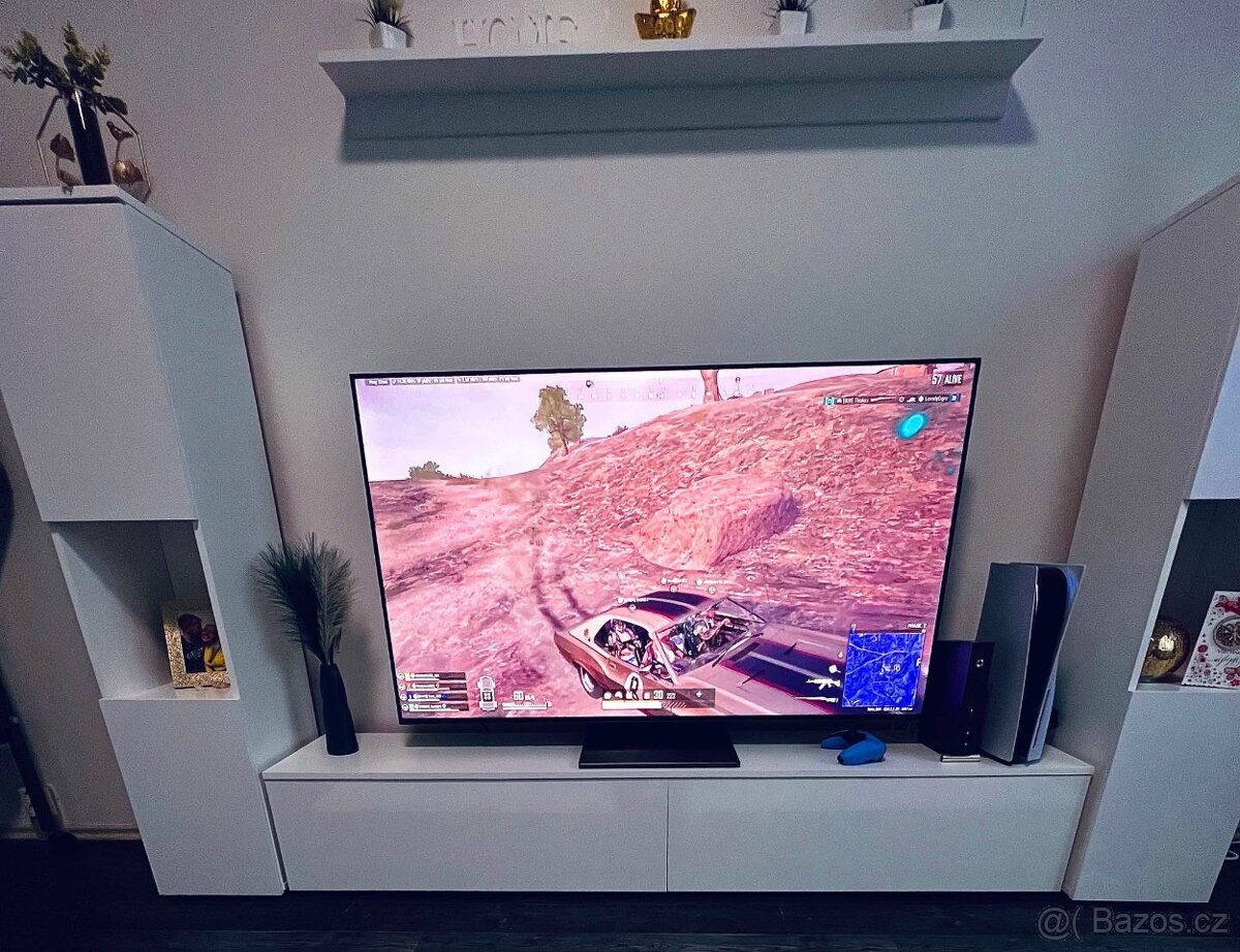 Bílá lesklá obývací stěna