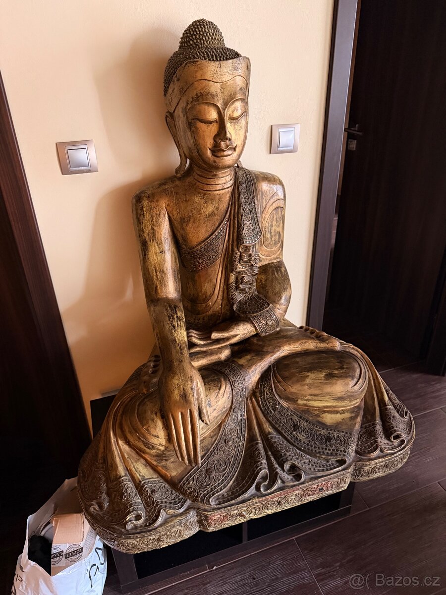Velká dřevěná socha Budhy