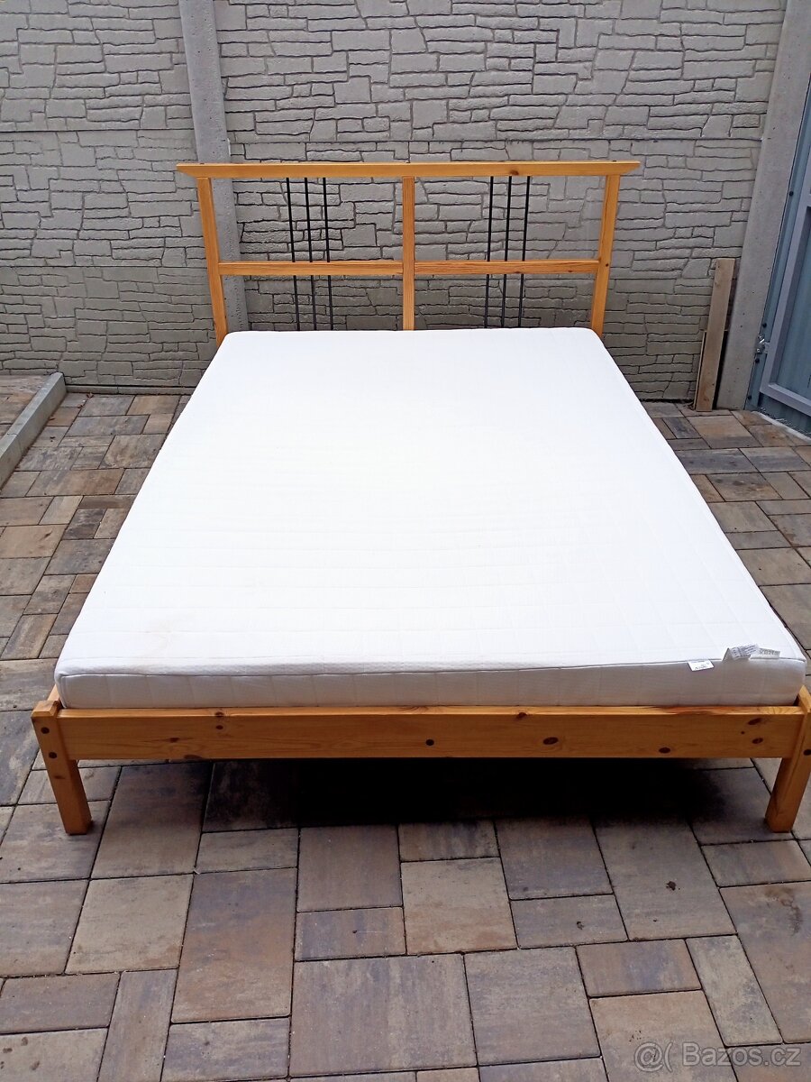 Prodám manželskou postel IKEA 140cm x 200cm