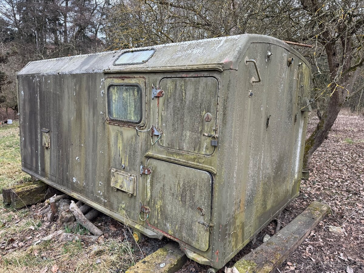 ZIL-131 SKŘÍŇOVÁ NÁSTAVBA HLINÍK obytná / sklad na nářadí