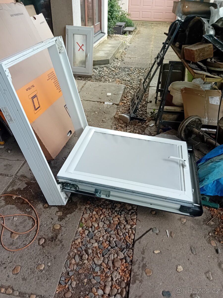 Plastové střešní okno 78x98