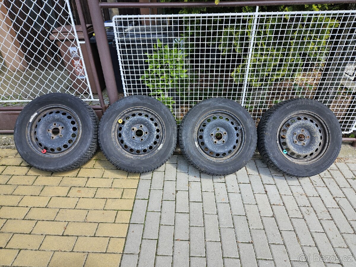 Plechová kola R15 se zimním pneu Nokian