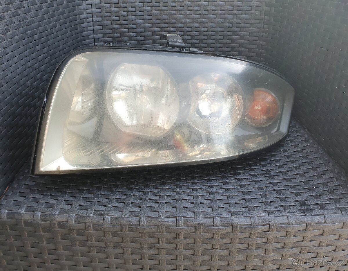 Audi A2 přední světlo
