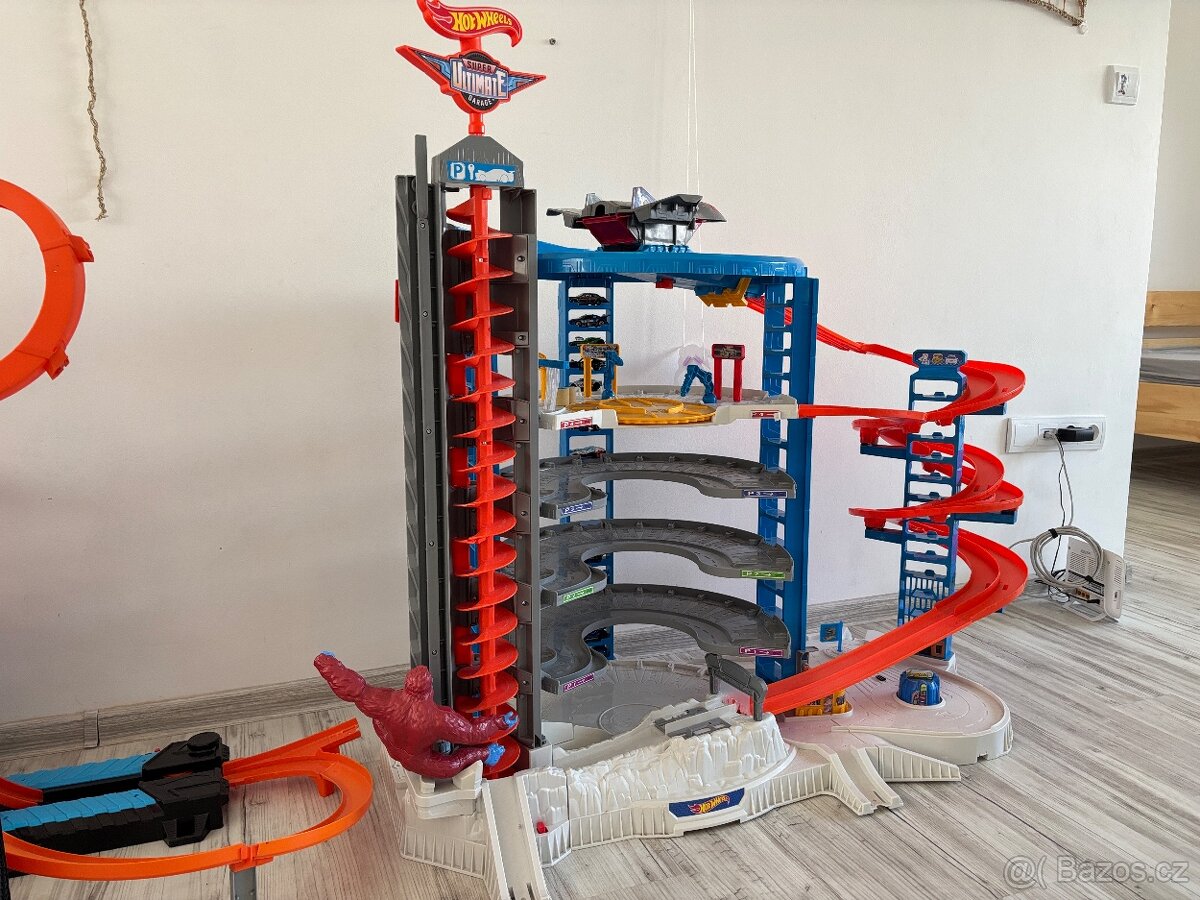 Mattel Hot Wheels City Super Ultimate Garage- nejvetsi garaz
