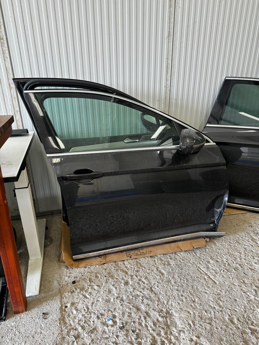 Přední pravé dveře VW Passat B8 sedan – poškozena