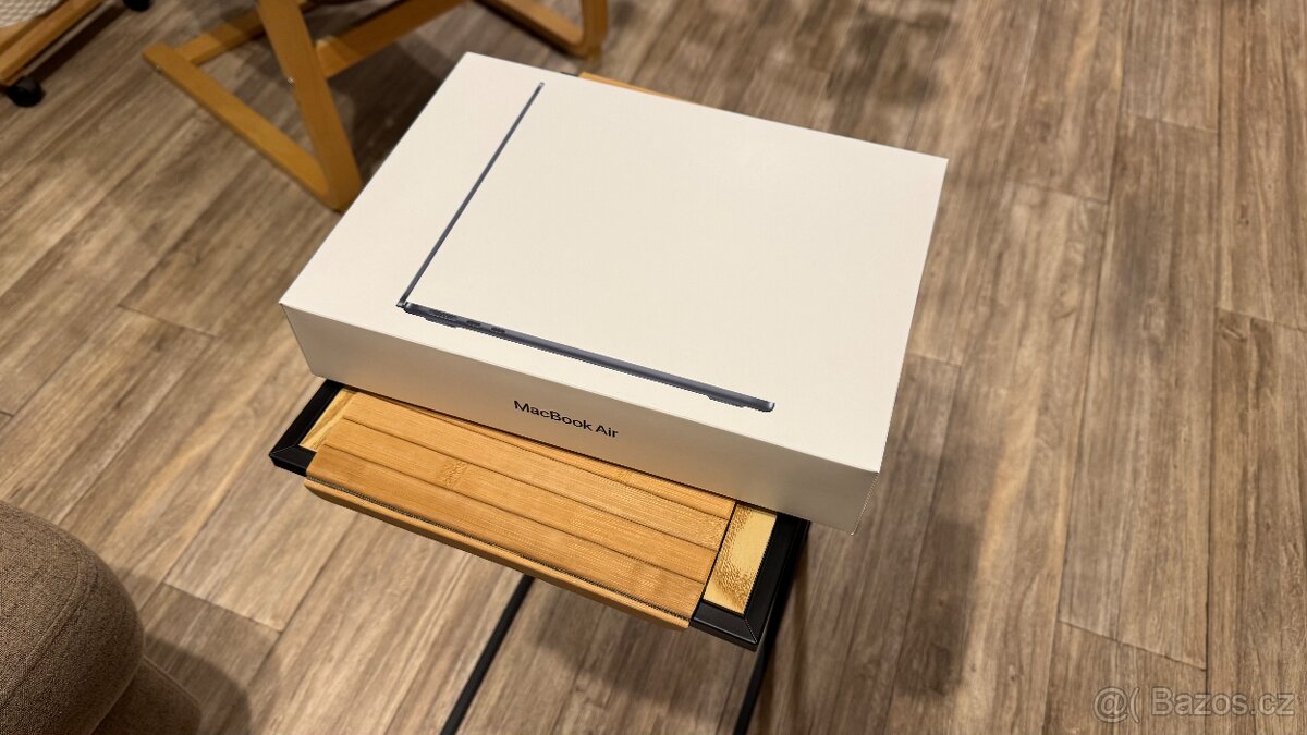 Prodám krabici od Apple MacBook Air M2 model A2681