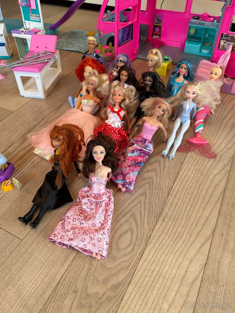 Barbie - karavan, lékárna, šatník + doplňky.