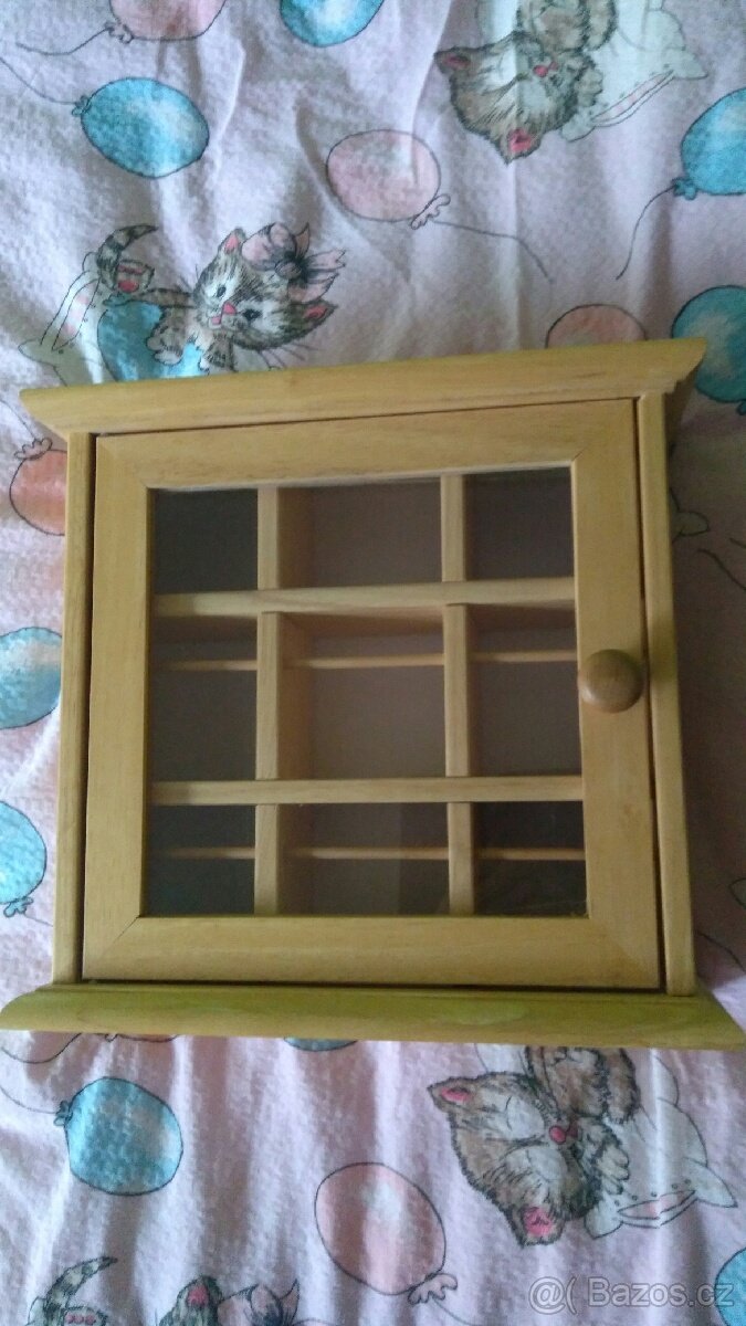Malá dřevěná skřínka