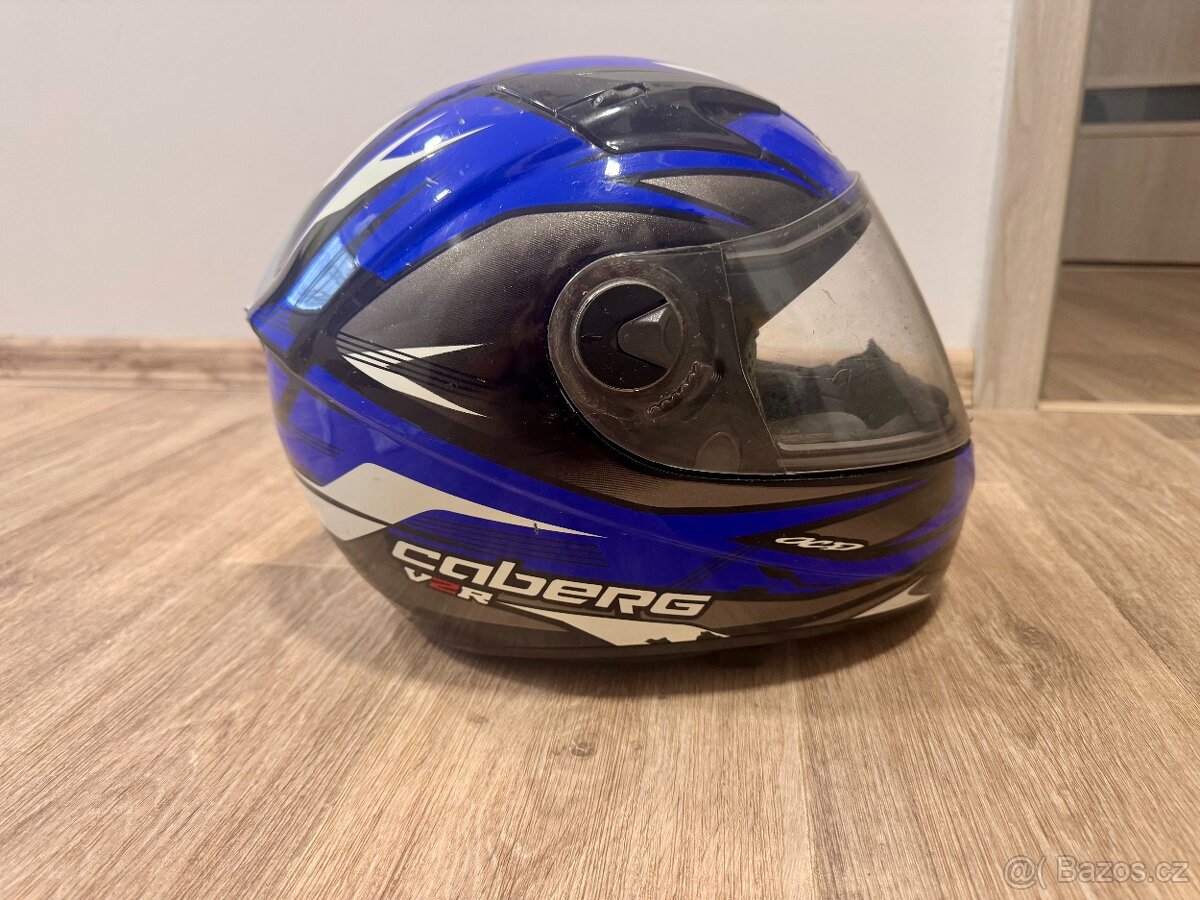 Moto helma se sluneční clonou