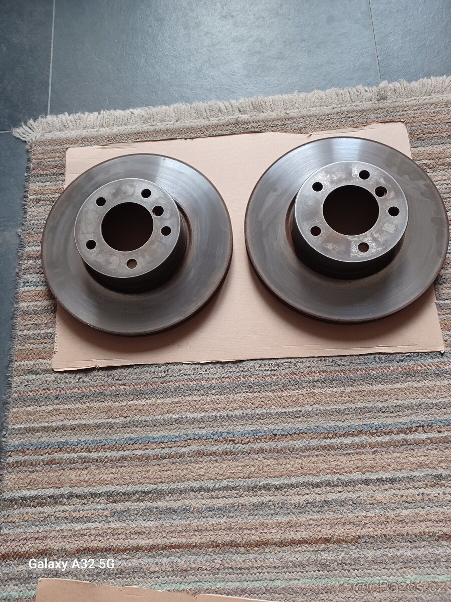 Prodám brzdové kotouče přední s brzdovými destičkami Brembo