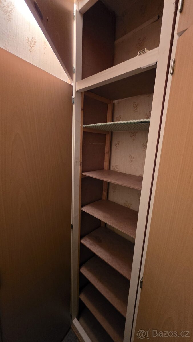 daruji za odvoz dvě policové skříně 264 x 60 cm