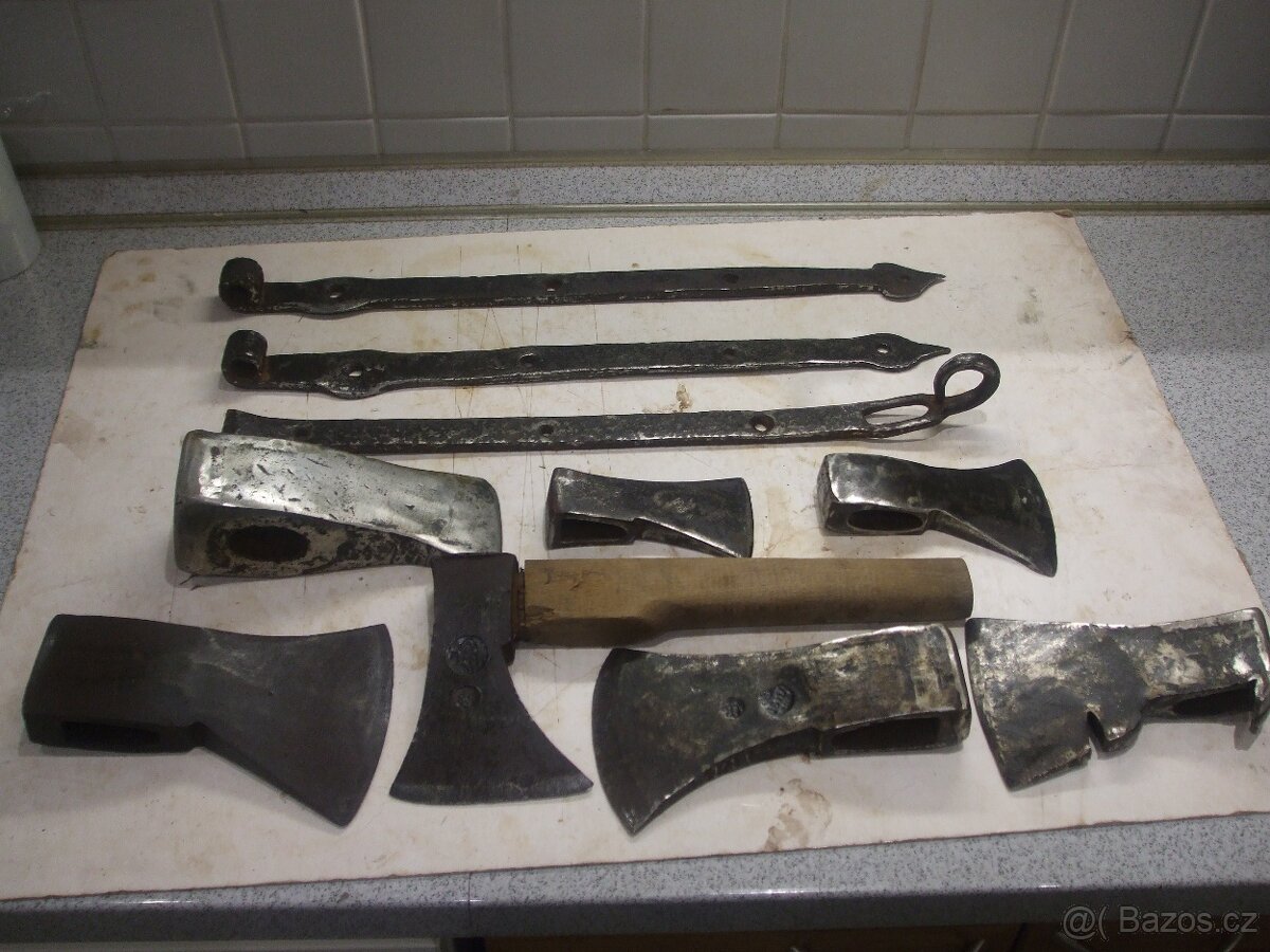 Staré kované sekery , kalač. panty a petlice