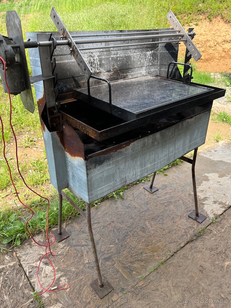 Gril s žulovou deskou a jehlou