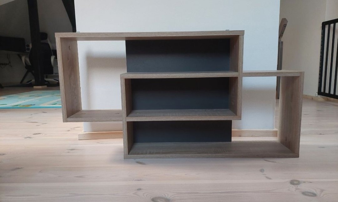 Nástěnný regál / police