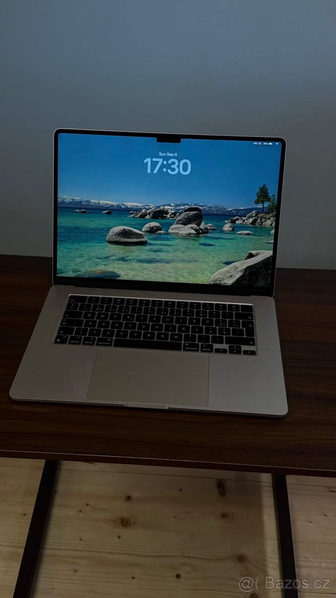 MacBook Air 15" M2 8/512 hvězdně bílý jako nový