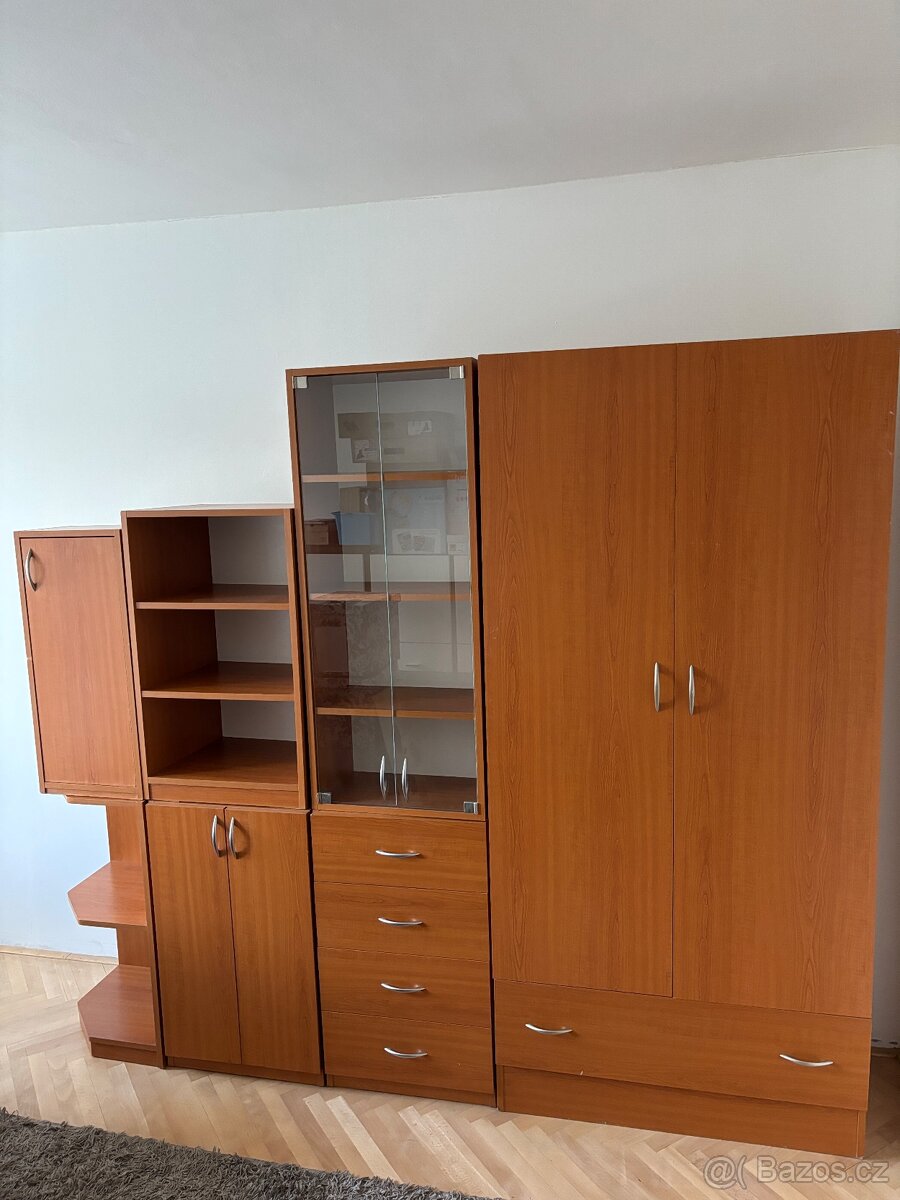 Prodám sestavu skříní 7 kusů
