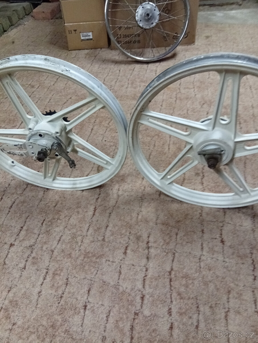 ALU KOLA NA MOPED