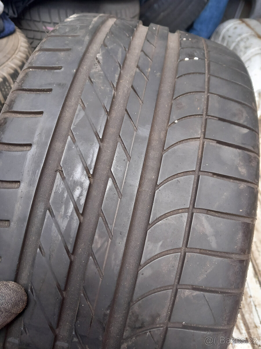 225/35R18