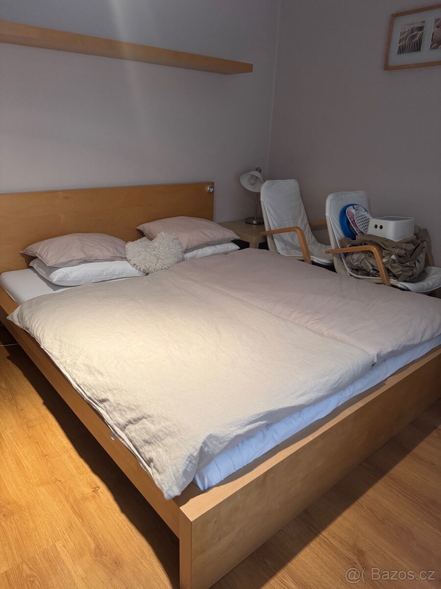 Postel s nocnim stolkem
